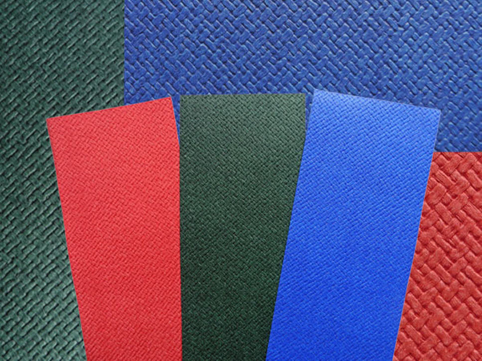 Einband "Raphia" mit ausgeprägter Struktur, lieferbar in rot, blau und grün